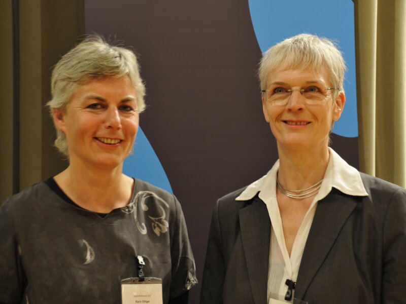 Karin Ottiger (l.) an ihrer ersten Delegiertenversammlung 2009 mit der damaligen Präsidentin  Rosmarie Koller-Schmid