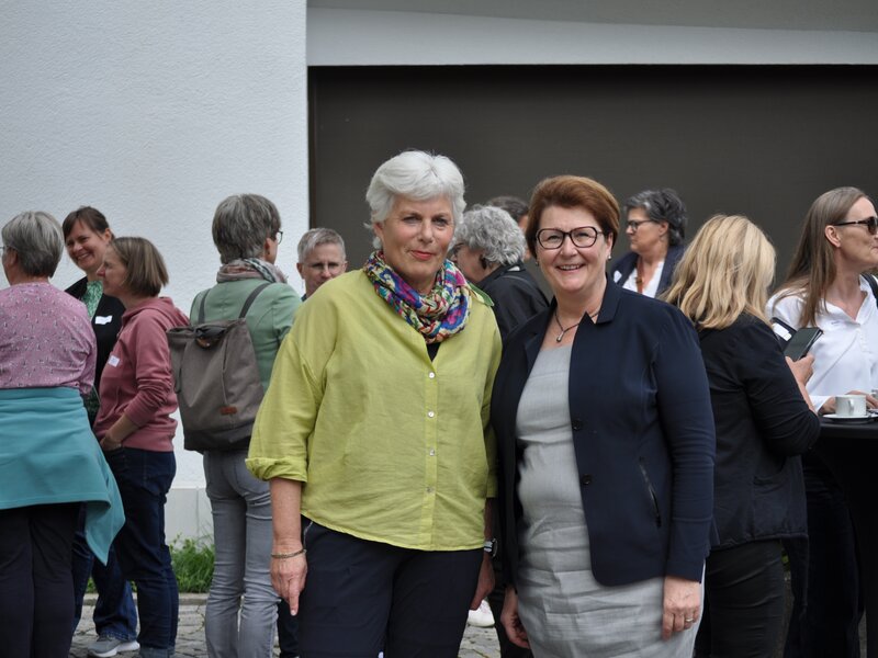 Karin Ottiger an ihrer letzten Delegiertenversammlung 2024 mit SKF-Vertreterin bei der Caritas, Iris Utz