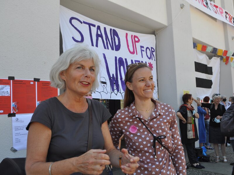 In der Mittagspause zum Streik: Karin Ottiger und Danielle Cotten am Frauen*Streik 2021 in Luzern